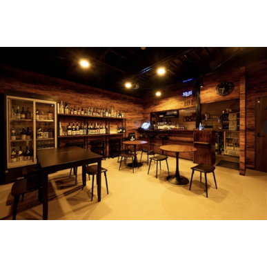 アンテーク調の隠れ家なBAR、実はここ\もと/倉庫をリフォームした隠れ家なんです。