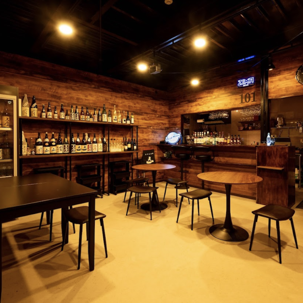 アンテーク調の隠れ家なBAR、実はここ\もと/倉庫をリフォームした隠れ家なんです。